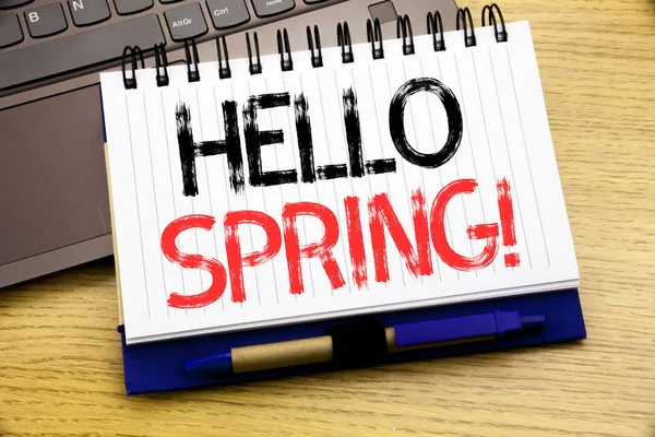 Wort, schreibe Hallo Frühling. Business-Konzept für die Sommerzeit einladend auf Notizbuch auf dem hölzernen Hintergrund im Büro mit Laptop geschrieben — Stockfoto