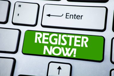 Register Now gösteren el yazısı duyuru metin. İş kavramı mavi tuş klavye arka plan üzerinde yazılı üyelik için birleştirmek için.