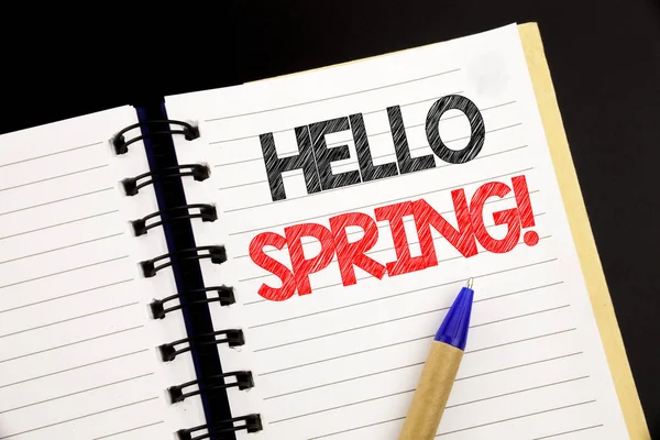 Текст объявления, показывающий Hello Spring. Приветствие, написанное на блокноте с копировальным пространством на старом деревянном фоне с маркером пера — стоковое фото