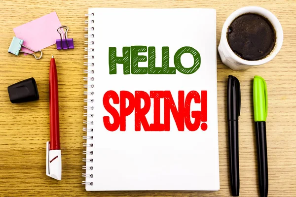 Handschriftliche Textunterschrift, die Hallo Frühling zeigt. Geschäftskonzept für die Sommerzeit einladend auf Notizblock Papier Hintergrund mit Raum Büroblick mit Bleistift Marker Kaffee geschrieben — Stockfoto