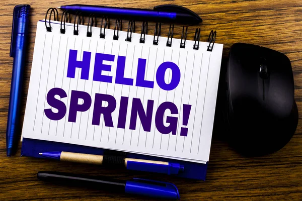 Texto manuscrito que muestra Hello Spring. Concepto de negocio para el horario de verano Acogedor escrito en papel de notas de cuaderno en el fondo de madera. Letras azules. Junto al ratón . — Foto de Stock