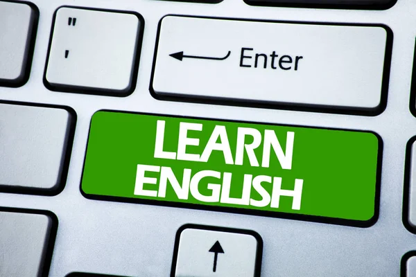 Escrita à mão Texto de anúncio mostrando Aprenda inglês. Conceito de negócio para a Escola de Línguas escrito em tecla azul no fundo keybord . — Fotografia de Stock