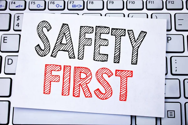 Tekst odręczny podpis pokazano pierwszy bezpieczeństwa. Koncepcja biznesowa, pisanie dla bezpiecznego ostrzeżenie na papierze notatki na tle białym klawiatury. — Zdjęcie stockowe