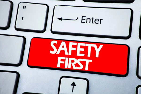 Texto de anuncio de escritura a mano que muestra seguridad primero. Concepto de negocio para Safe Warning escrito en clave roja en el fondo del keybord . —  Fotos de Stock