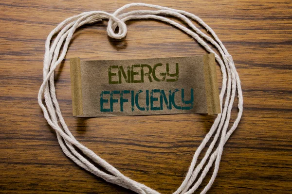 概念の手書きのテキスト キャプション エネルギー効率。暗い背景の木に付箋紙に書かれた電気エコロジー ビジネス コンセプトです。心の意味の愛とあこがれ. — ストック写真
