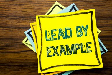 Kavramsal el kurşun tarafından örnek gösterilen metin resim yazısı ilham yazma. İş kavramı motivasyon ahşap ahşap arka plan üzerinde yapışkan not kağıt üzerinde yazılı ilham için.