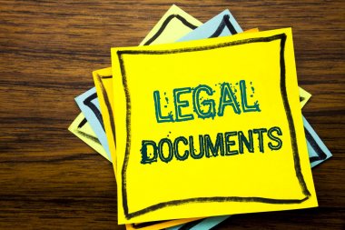 Kavramsal el yazma metin alt yazı ilham gösteren yasal belgeler. Ahşap ahşap arka plan üzerinde yapışkan not kağıt üzerinde yazılı sözleşme belge için iş kavramı.