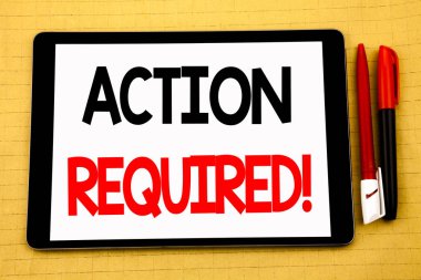 Kavramsal el yazısı metin resim yazısı ilham eylem gerekli gösterilen. Hemen acil yazılı tablet laptop, yapışkan not ve kalem ile ahşap arka plan için iş kavramı