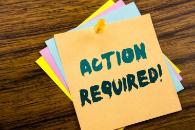 Metin resim yazısı ilham eylem gerekli gösterilen yazma el. İş kavramı için yapışkan not kağıdına ahşap arka plan üzerinde yazılı acil acil.