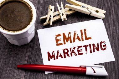 E-posta pazarlama gösterilen metin resim yazısı ilham yazma el. Ahşap ahşap arka plan üzerinde yapışkan not kağıt üzerinde yazılı Online Web promosyon için iş kavramı. Kahve ve kırmızı kalemle.