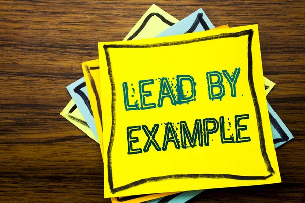 Kavramsal el kurşun tarafından örnek gösterilen metin resim yazısı ilham yazma. İş kavramı motivasyon ahşap ahşap arka plan üzerinde yapışkan not kağıt üzerinde yazılı ilham için.