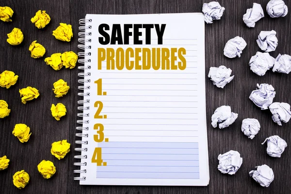 Fogalmi kézi írás szöveges feliratot mutatja a biztonsági eljárásokat. Üzleti koncepció baleseti kockázat politika írt a Jegyzettömb Megjegyzés notebook könyv fa háttér ragadós hajtogatott sárga és fehér — Stock Fotó
