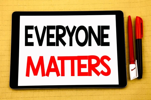 Herkes konularda gösterilen kavramsal el yazısı metin resim yazısı ilham kaynağı. Eşitlik saygı yazıldı tablet laptop, yapışkan not ve kalem ile ahşap arka plan için iş kavramı