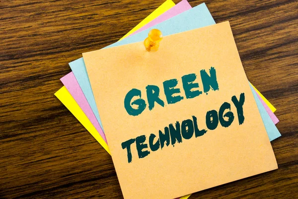 Mano scrittura testo didascalia ispirazione mostrando Green Technology. Concetto di business per la campagna, scritto su carta appiccicosa sullo sfondo di legno . — Foto Stock