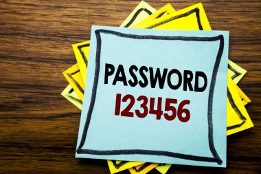 Şifre 123456 gösterilen metin resim yazısı ilham yazma el. İş kavramı güvenlik ahşap ahşap arka plan üzerinde yapışkan not kağıt üzerinde yazılı Internet için.