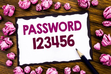 Şifre 123456 gösterilen metin resim yazısı ilham yazma el. Internet güvenlik yazılı yapışkan not kağıt üzerinde katlanmış pembe kağıt anlam düşünce ile ahşap arka plan için iş kavramı