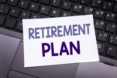 Emeklilik planı gösterilen metin resim yazısı ilham yazma el. İş kavramı emeklilik yapışkan not kağıdına siyah klavye arka plan üzerinde yazılı finansman.