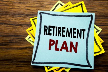 Emeklilik planı gösterilen metin resim yazısı ilham yazma el. İş kavramı emeklilik ahşap ahşap arka plan üzerinde yapışkan not kağıt üzerinde yazılı finansman.