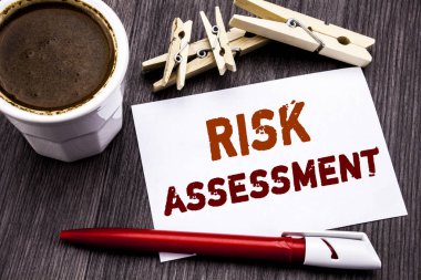 Risk değerlendirmesi gösterilen metin resim yazısı ilham yazma el. İş kavramı Emanet tehlikeyi ahşap ahşap arka plan üzerinde yapışkan not kağıt üzerinde yazılı analiz için. Kahve ve kırmızı kalemle.