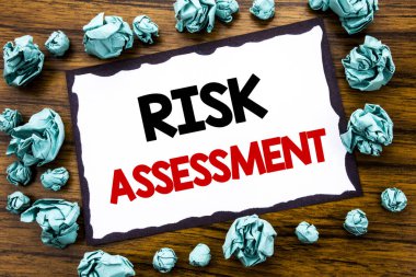Risk değerlendirmesi gösterilen metin resim yazısı ilham yazma el. Yapışkan not kağıdı, tatil güneş gözlüğü ve kalın marker ile ahşap arka plan üzerinde analiz Emanet tehlikeyi yazılı için iş kavramı