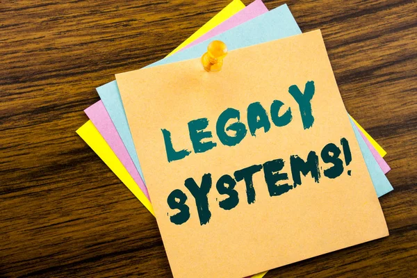Hand schrijven tekst bijschrift inspiratie weergegeven: Legacy systemen. Businessconcept voor Upgrade Soa applicatie geschreven op notitie papier op de houten achtergrond. — Stockfoto