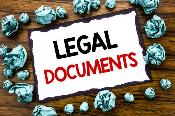 El yazma metin alt yazı ilham gösteren yasal belgeler. Yapışkan not kağıdı, ahşap arka plan tatil güneş gözlüğü ve kalın marker ile sözleşme belge yazılı için iş kavramı