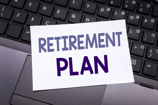Ruční psaní textu titulku inspirace ukazující Retirement Plan. Obchodní koncept pro penzijní Finance na papíře s poznámkou o pozadí černé klávesnice. — Stock fotografie