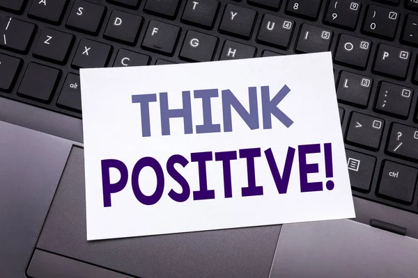 Escritura a mano texto pie de foto inspiración mostrando Think Positive. Concepto de negocio para actitud positiva escrito en papel de nota adhesiva en el fondo del teclado negro . — Foto de Stock