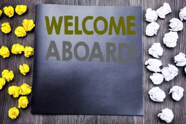 Gemiye hoş geldiniz gösterilen metin resim yazısı ilham yazma el. Not defteri Not defter kitap ahşap zemin üzerine yapışkan katlanmış sarı ve beyaz tebrik katılmak üye yazılı için iş kavramı