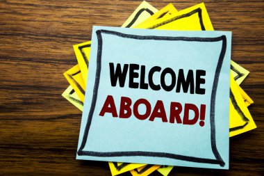 Gemiye hoş geldiniz gösterilen metin resim yazısı ilham yazma el. İş kavramı katılmak ahşap ahşap arka plan üzerinde yapışkan not kağıt üzerinde yazılı üye tebrik için.