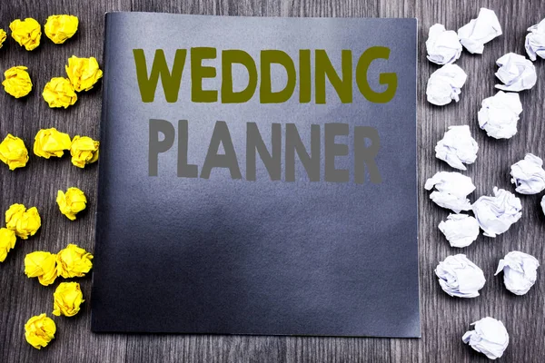 Ruční psaní textu titulku inspirace ukazující Wedding Planner. Obchodní koncept pro manželství Příprava psaný na Poznámkový blok Poznámka zápisník kniha dřevěné pozadí s lepivými skládané žluté a bílé — Stock fotografie