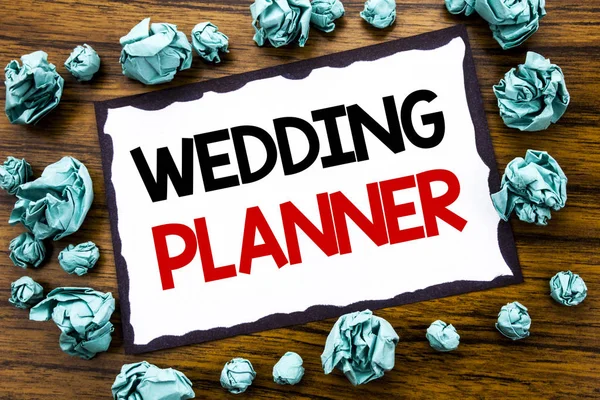 Mano scrittura testo didascalia ispirazione mostrando Wedding Planner. Business concept per la preparazione del matrimonio Scritto su carta da lettera adesiva, sfondo in legno con occhiali da sole per le vacanze e pennarello audace — Foto Stock