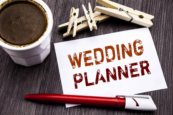 Ręka, pisanie tekstu podpisu inspiracji Wyświetlono Wedding Planner. Koncepcja biznesowa dla przygotowania do małżeństwa na papierze notatki na tle drewna drewniane. Z kawy i czerwone pióro. — Zdjęcie stockowe