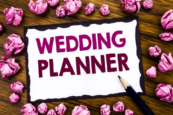 Ręka, pisanie tekstu podpisu inspiracji Wyświetlono Wedding Planner. Koncepcja biznesowa dla małżeństwa przygotowanie napisane na karteczkę papieru, drewniane tła z złożony różowy papier znaczenie myślenia — Zdjęcie stockowe