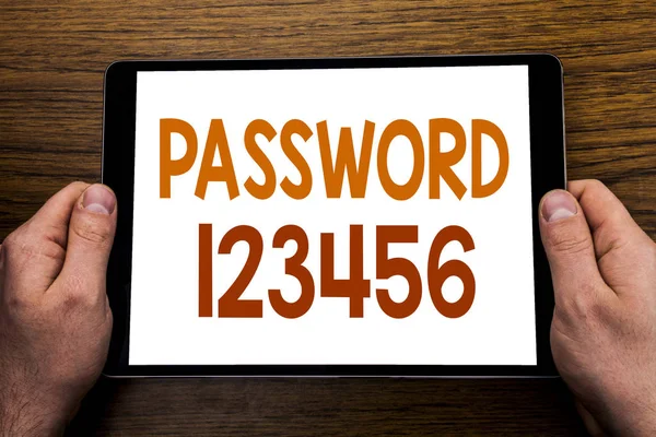 Γραφή κειμένου Λεζάντα κωδικό πρόσβασης 123456 στο χέρι. Επιχειρηματική ιδέα για την ασφάλεια Διαδικτύου γραμμένο σε φορητό υπολογιστή tablet, ξύλινο υπόβαθρο με επιχειρηματία χέρι, κρατώντας το Pc το δάχτυλό. — Φωτογραφία Αρχείου