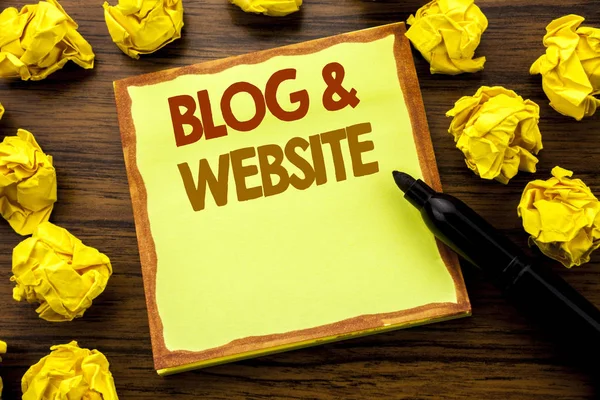 手書きブログのウェブサイトを表示するテキスト キャプション。付箋紙に書かれた社会ブログ Web のビジネス コンセプトは、マーカーで木製の背景折り畳まれた黄色の紙の意味思考 — ストック写真