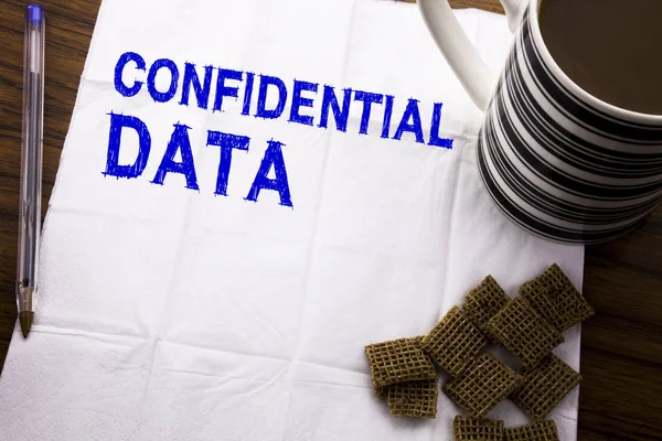 Hand skriva textfält som visar konfidentiella Data. Affärsidé för hemliga skydd skrivs på mjukpapper på trä bakgrund med penna och hälsosamma kaffe i restaurangen — Stockfoto