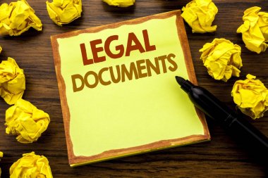 Yasal belgeleri gösterilen metin resim yazısı yazma el. Yapışkan Not kağıt üzerinde iş kavramı sözleşme belge yazılı için marker ile ahşap arka plan sarı kağıt anlam düşünme katlanmış.