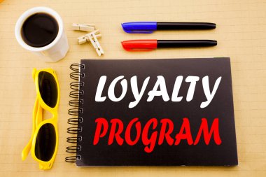 Sadakat programı gösterilen metin resim yazısı yazma el. Pazarlama kavramı ile güneş gözlüğü ile eski ahşap ahşap arka plan üzerinde kopya alanı üzerinde yapışkan not yazılı için iş kavramı