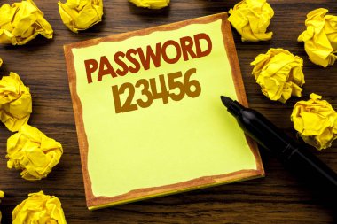 Şifre 123456 gösterilen metin resim yazısı yazma el. Yapışkan Not kağıt üzerinde iş kavramı Internet güvenlik yazılı için marker ile ahşap arka plan sarı kağıt anlam düşünme katlanmış.