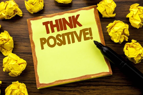 Legenda de texto escrito à mão mostrando Think Positive. Conceito de negócio para Positividade Atitude Escrito em papel de nota pegajosa, fundo de madeira com marcador dobrado papel amarelo significando pensamento — Fotografia de Stock