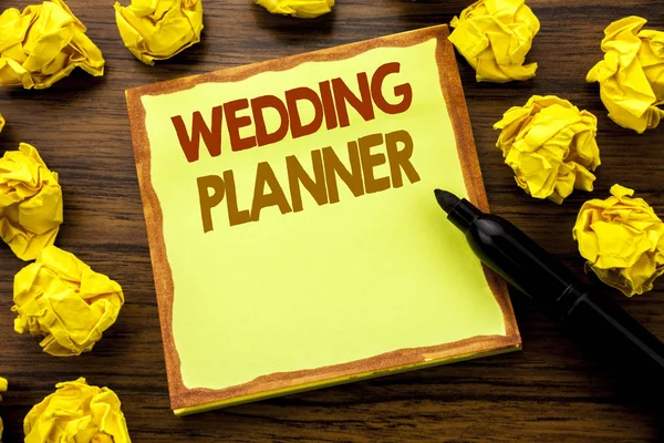 Texto escrito a mano que muestra Wedding Planner. Concepto de negocio para la preparación del matrimonio Escrito en papel de nota adhesiva, fondo de madera con marcador doblado papel amarillo que significa pensamiento —  Fotos de Stock