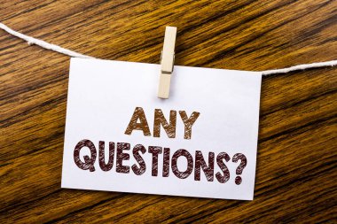 Herhangi bir soru gösteren el yazısı duyuru metin. Cevap Yardım ahşap arka plan üzerinde yapışkan not kağıt üzerinde yazılı soru için iş kavramı.