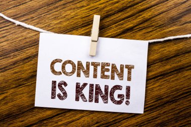 İçerik kral olduğunu gösteren el yazısı duyuru metin. Online Internet ahşap arka plan üzerinde yapışkan not kağıda yazılan veri için iş kavramı.