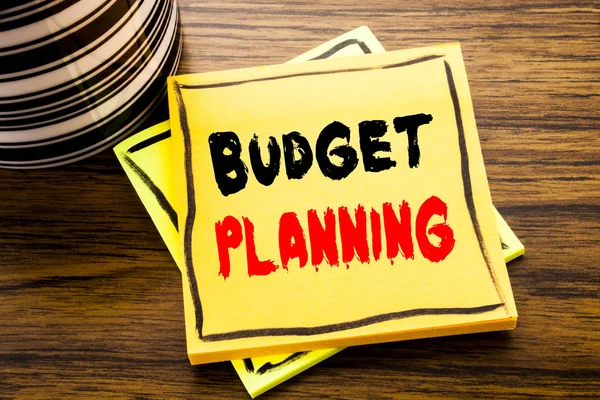 显示预算计划的手写公告文本。财务预算编制的商业概念在木木背景的粘纸上写上咖啡杯 — 图库照片