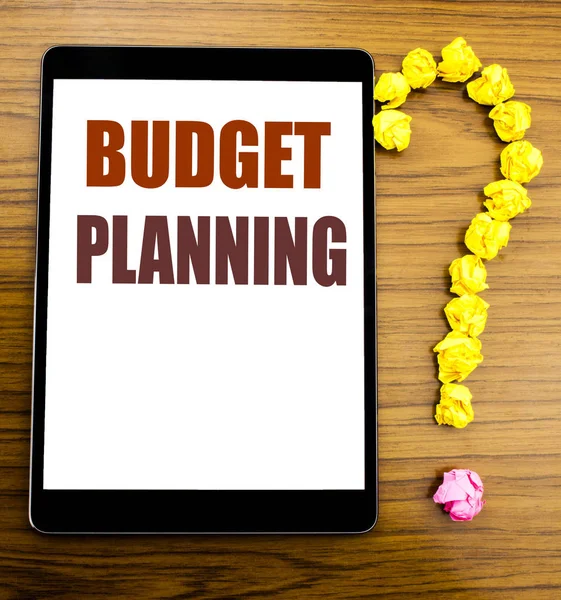 Handskrift tillkännagivande text visar budgetplanering. Affärsidé för finansiell budgetering skrivit på surfplatta med trä bakgrund i tabellen office. — Stockfoto