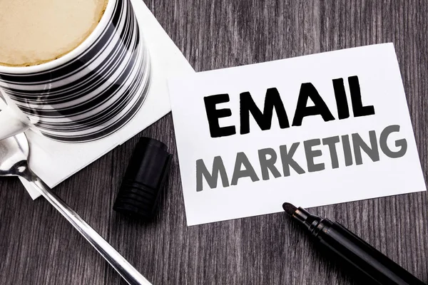 Texto de Anuncio de Escritura a Mano mostrando Email Marketing. Concepto de negocio para Online Web Promotion escrito en papel adhesivo sobre el fondo de madera. Con marcador y café. Vista superior de oficina . — Foto de Stock