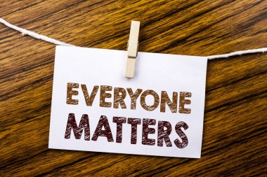 Herkes konularda gösteren el yazısı duyuru metin. İş kavramı eşitlik ahşap arka plan üzerinde yapışkan not kağıt üzerinde yazılı saygı.