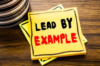 El yazısı duyuru metni kurşun tarafından örnek gösteren. İş kavramı motivasyon ahşap tahta arka plan ile kahve fincanı yapışkan not kağıdına yazılı ilham için