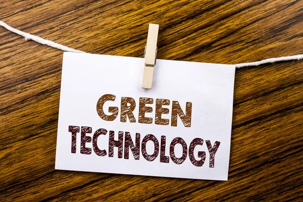 Χειρόγραφου κειμένου ανακοίνωση δείχνει πράσινη τεχνολογία. Επιχειρηματική ιδέα για την καμπάνια, γραμμένο σε χαρτί κολλώδη σημείωση στο ξύλινο πλαίσιο. — Φωτογραφία Αρχείου